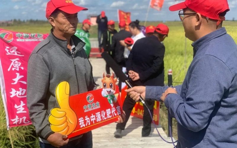 2021中源化肥農(nóng)化服務(wù)中心下鄉(xiāng)回訪，農(nóng)民的滿意才是真滿意，廠家才放心。